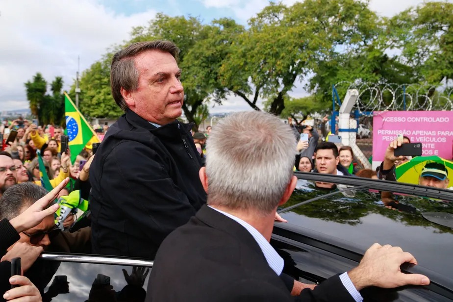 O ex-presidente Jair Bolsonaro cumprimenta apoiadores a caminho do aeroporto Salgado Filho após cumprir sua agenda política em Porto Alegre 