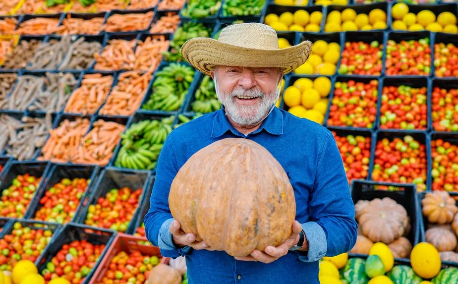 Lula durante cerimônia de relançamento do Programa de Aquisição de Alimentos (PAA) e de Recriação do Conselho Nacional de Desenvolvimento Rural Sustentável (CONDRAF) 