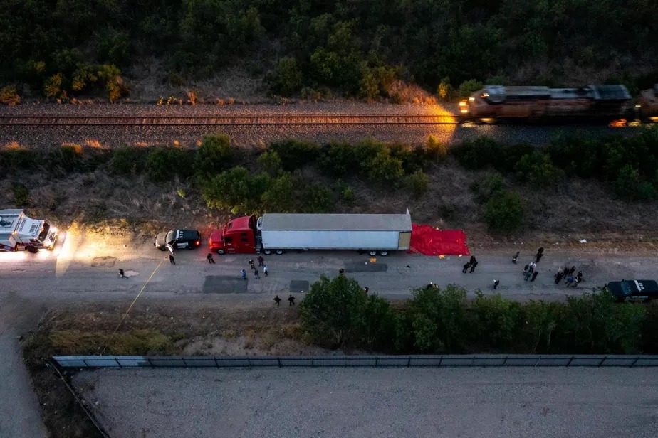 Foto aérea mostra caminhão abandonado em San Antonio, no Texas 