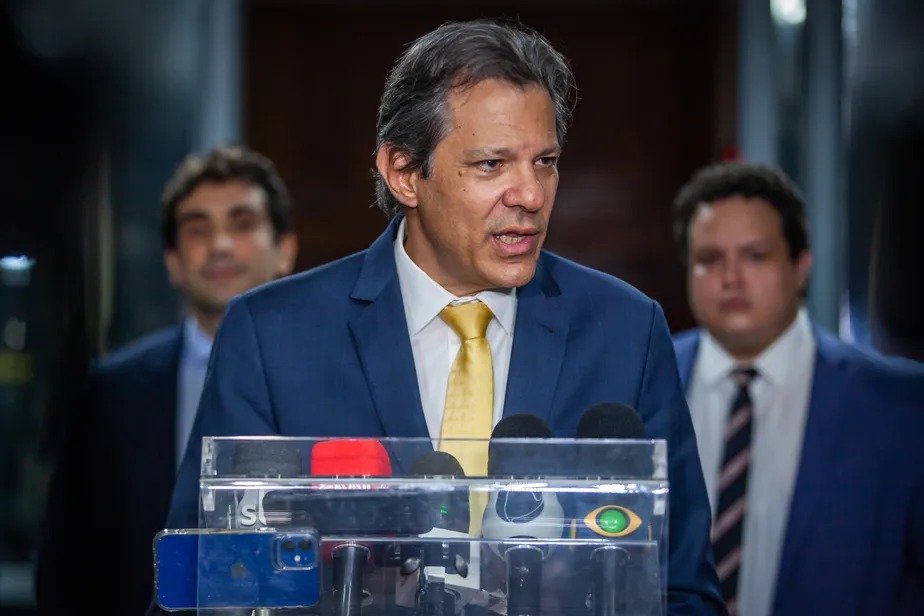 Ao lado de secretários, o ministro Fernando Haddad comenta a revisão da expectativa de nota do Brasil pela S&P Global Ratings 