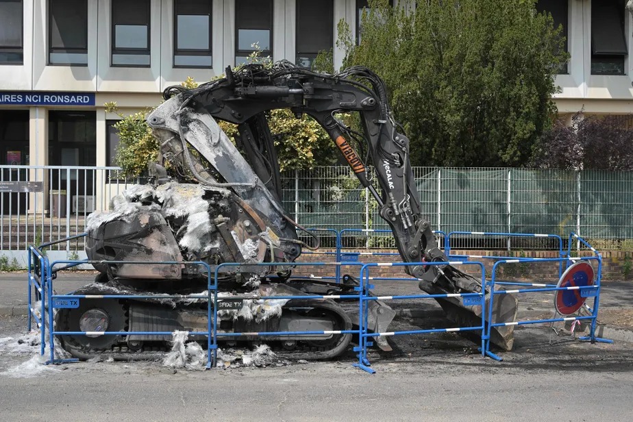 Imagem mostra uma escavadeira incendiada no bairro de Le Val Fouree em Mantes-la-Jolie, um dia após o assassinato de um menino de 17 anos em Nanterre 