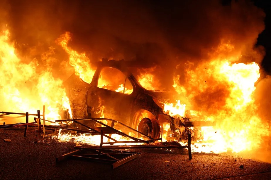 Quarenta carros foram incendiados durante protesto por morte de adolescente, na França 