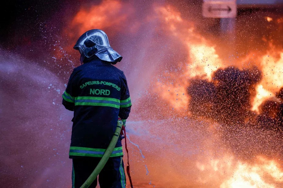 Bombeiros apagam incêndio em Lille, no norte da França