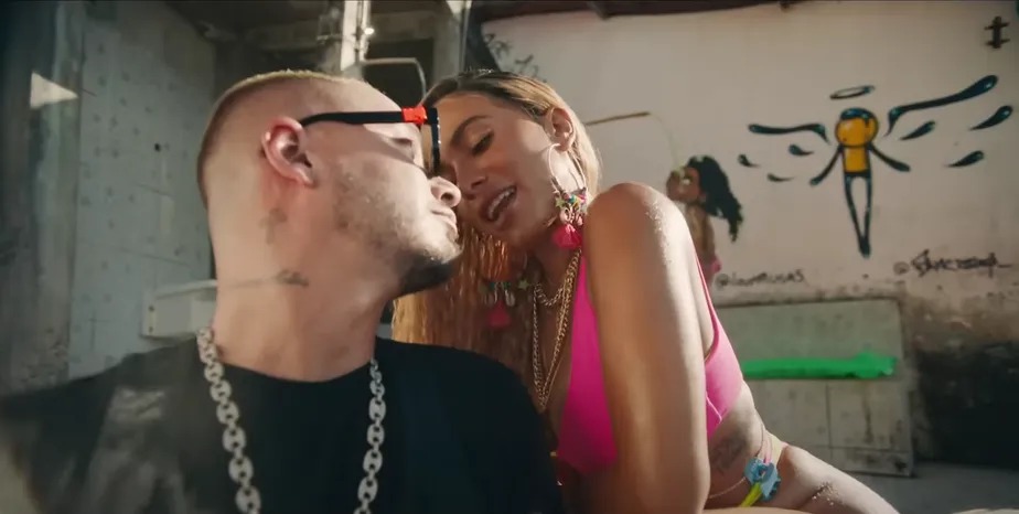 Grafite de Wark Rocinha aparece por 48 segundos no clipe de 'Bola Rebola', da cantora Anitta, Tropikillaz, J Balvin e ZAAC 