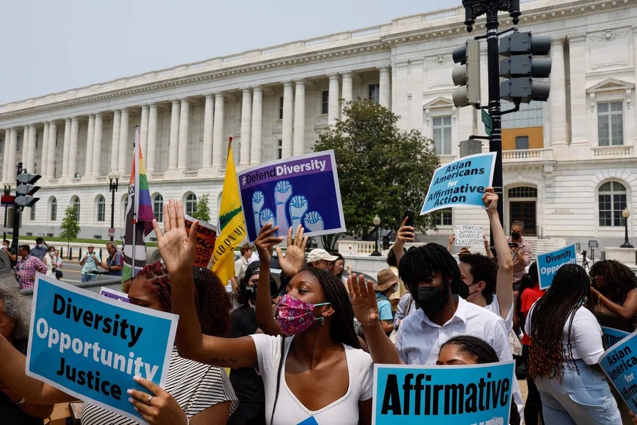 Manifestantes protestam nas imediações da Suprema Corte, em Washington, contra revogação das ações afirmativas 