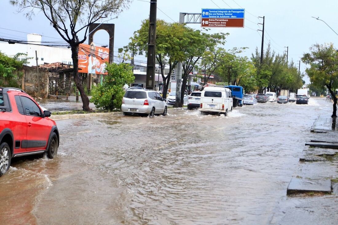 Alagamento causado pelas chuvas na av. Abdias de Carvalho