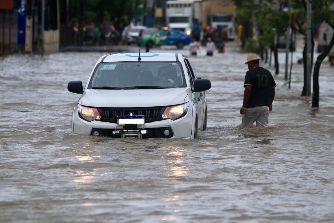 Av. Recife é um dos pontos que registrou alagamento nesta sexta (7)