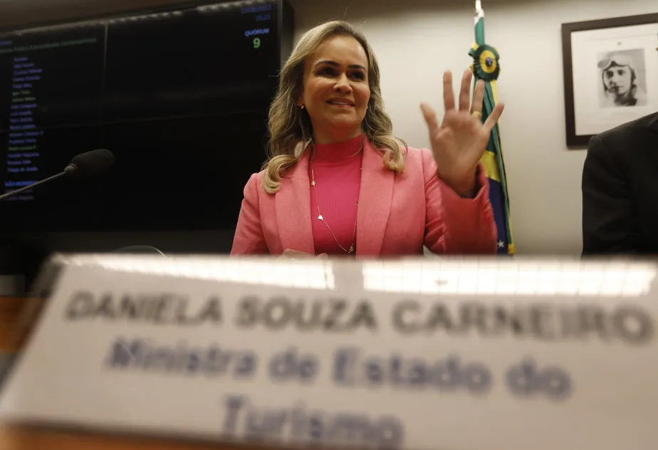 A ministra Daniela Carneiro durante audiência na Câmara dos Deputados 