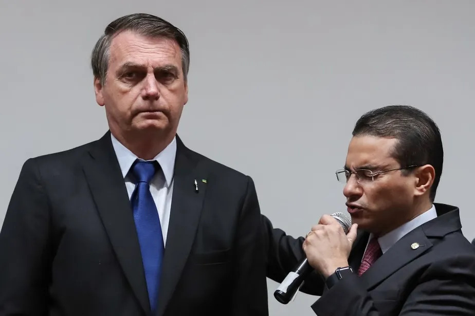 Bolsonaro ao lado de presidente do Republicanos, Marcos Pereira, em 2019: líder do partido vê isolamento do ex-presidente da República 