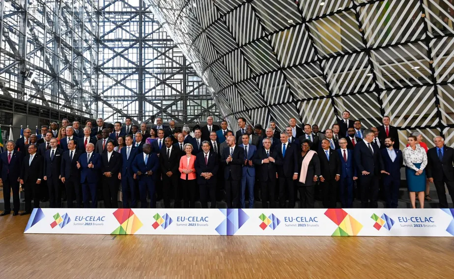 Participantes de cúpula UE-Celac tiram foto de família na Bélgica 