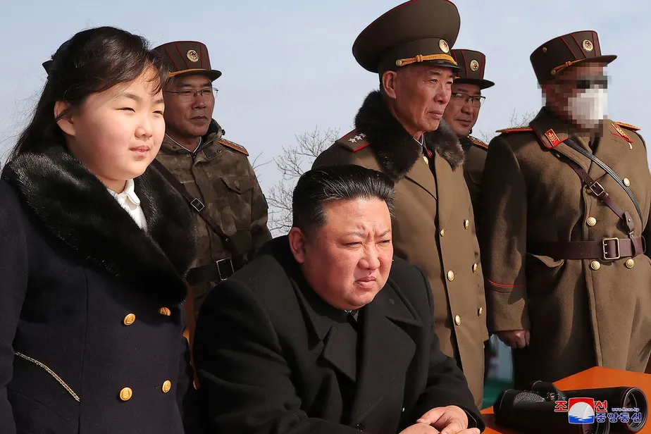 Líder da Coreia do Norte Kim Jong Un observa exercício de lançamento de míssil simulando um ataque nuclear tático em Condado de Cheolsan, Província de Pyongan do Norte 