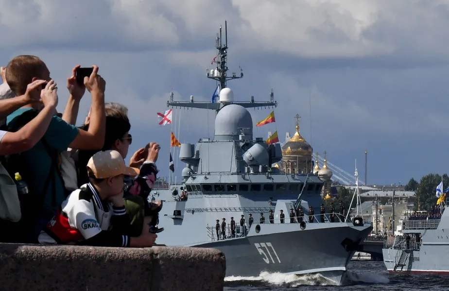 Navios de guerra russos durante parada naval em São Petersburgo. 