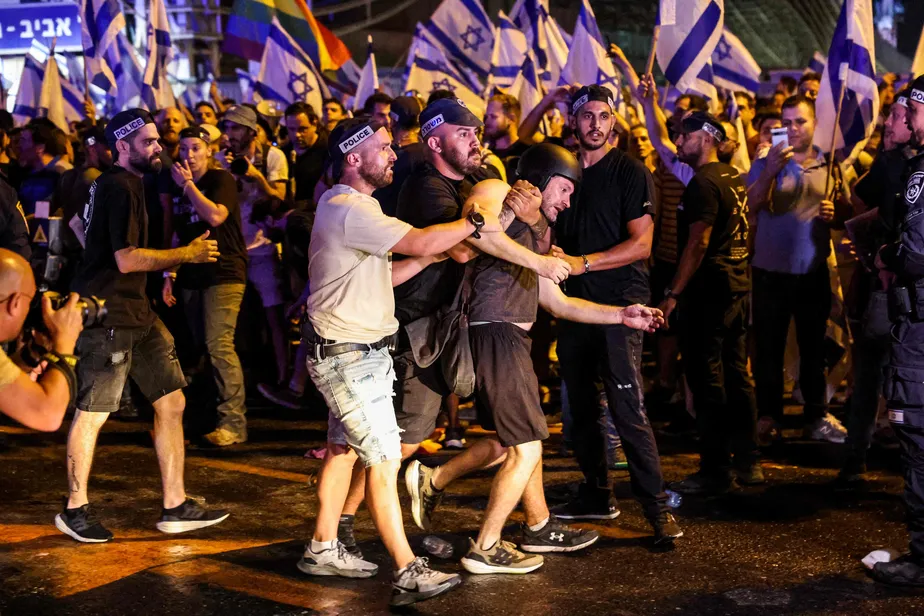 Polícia usa jatos d'água contra manifestantes em Tel Aviv, na segunda-feira, depois de aprovação de parte da reforma do Judiciário na Knesset