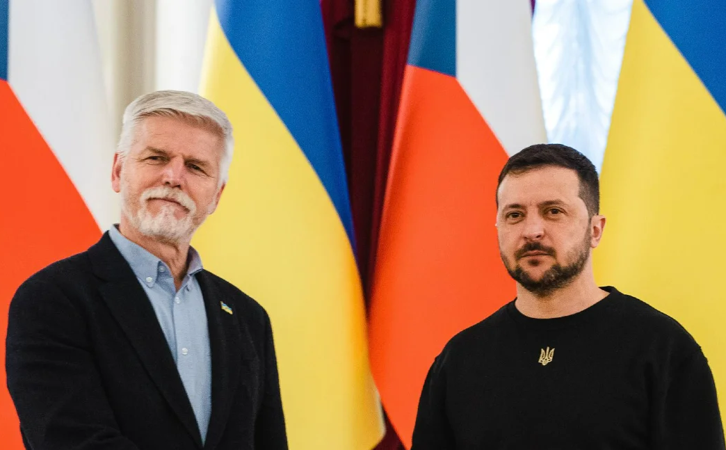 Presidente Petr Pavel e Presidente Ucraniano  Volodymyr Zelenskyy em encontro em abril