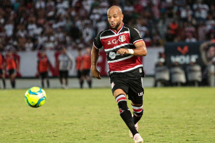 Ítalo Silva, atuando no estádio do Arruda