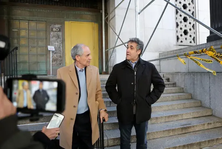 Michael Cohen, ex-advogado de Donald Trump, ao lado de seu advogado, Lanny Davis (esqeurda) 