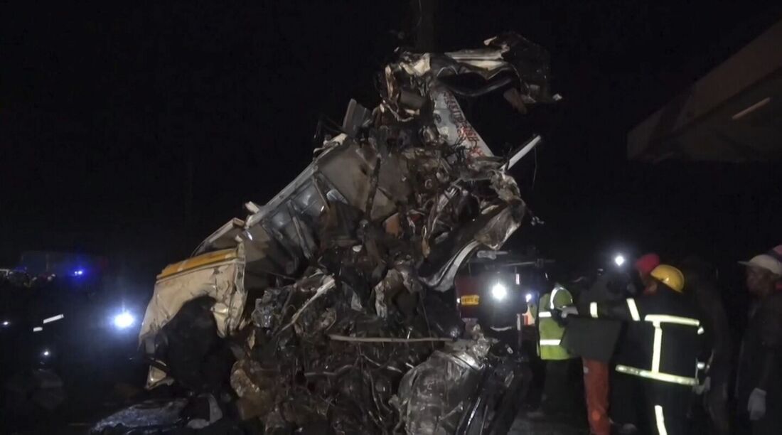 Destroços de um veículo no local após um acidente na rodovia entre as cidades de Kericho e Nakuru 