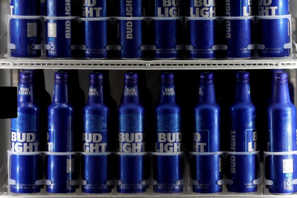 Bud Light perdeu, inclusive, nas últimas semanas, sua posição como a cerveja mais vendida nos Estados Unidos.