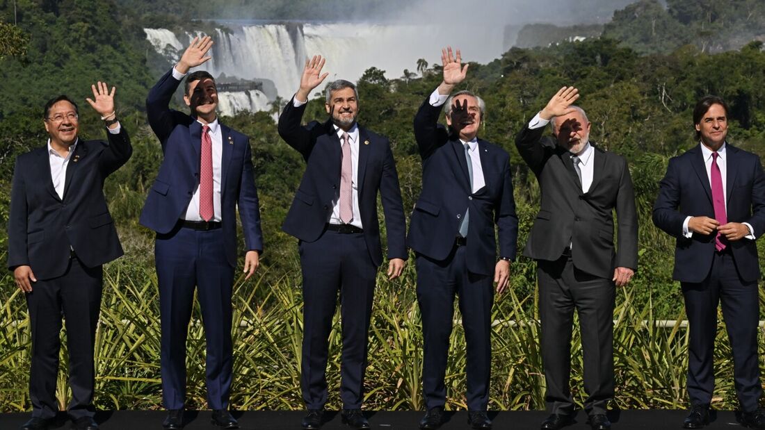 Da esquerda para a direita, Luis Arce, Santiago Peña, Mario Abdo Benitez, Alberto Fernandez, Lula e Luis Lacalle Pou em Puerto Iguazu, na Argentina