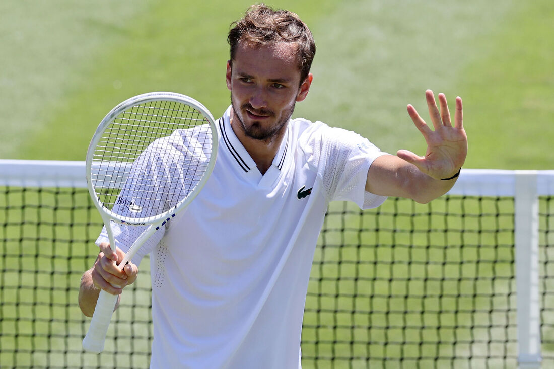 Tênis: Alcaraz e Medvedev avançam às semifinais do ATP 500 de Pequim > No  Ataque