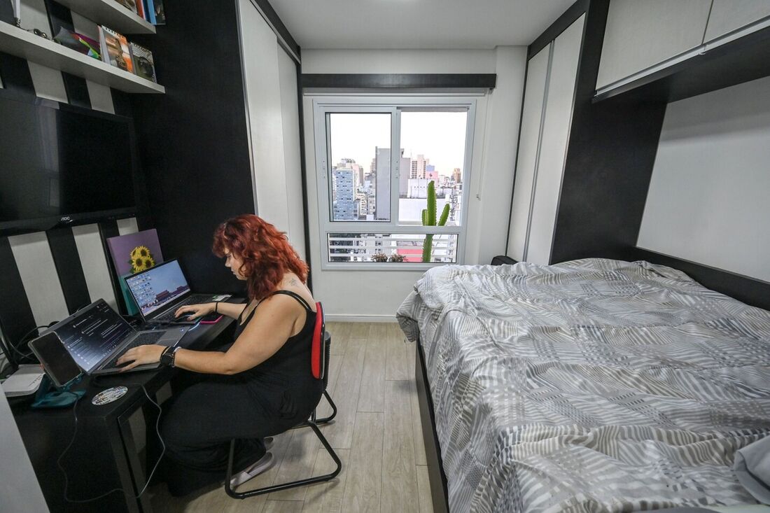 Lara Maia, trabalha em seu microapartamento de 16 metros quadrados, no centro de São Paulo, no bairro Bela Vista. O microapartamento reflete uma tendência crescente nos últimos anos na cidade mais populosa da América Latina e outras do Brasil.