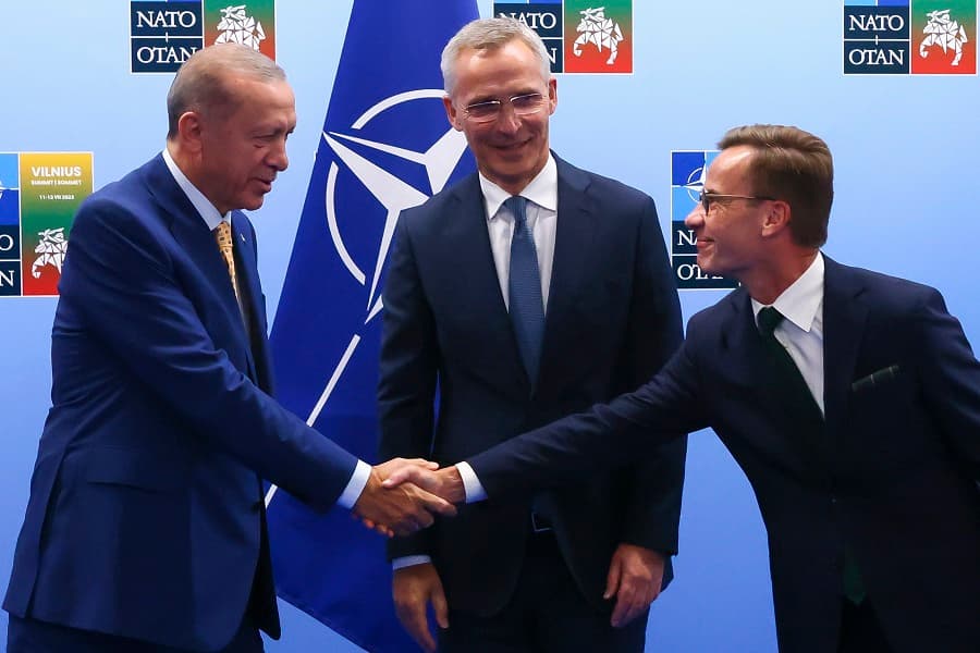  O presidente turco, Tayyip Erdogan, em aperto de mãos com o primeiro-ministro da Suécia, Ulf Kristersson, em frente ao secretário-geral da Otan, Jens Stoltenberg