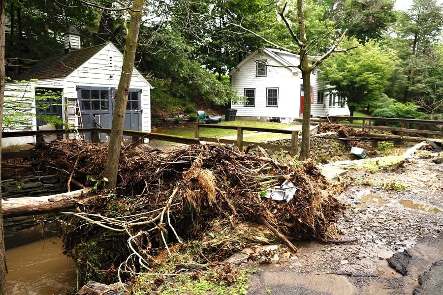 As fortes chuvas no estado de Nova York no domingo transformaram ruas em rios, destruíram pontes e danificaram rodovias