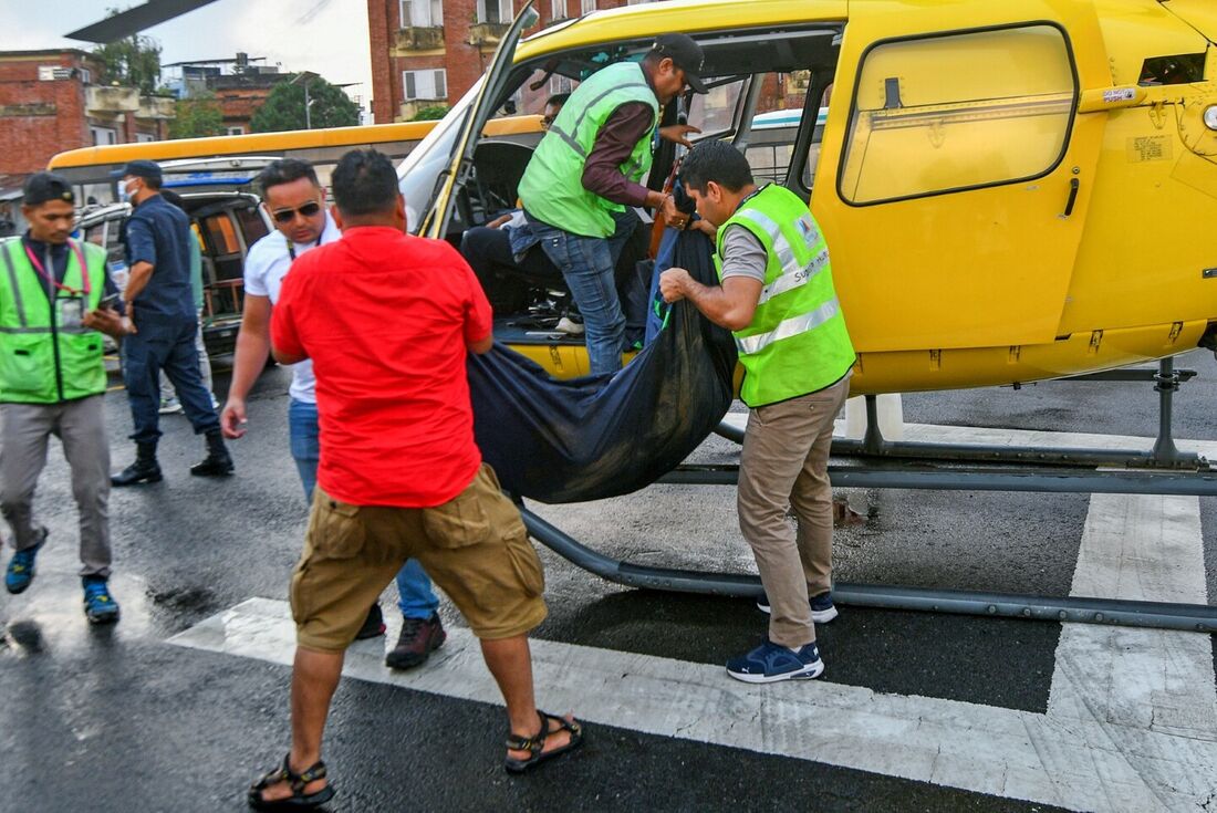 Corpo de vítima de acidente de helicóptero no Himalaia