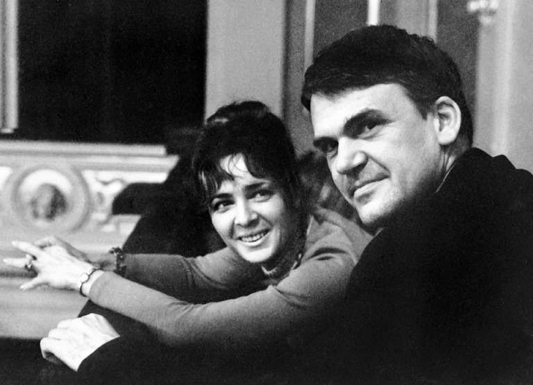  Escritor tcheco Milan Kundera posa com sua esposa 