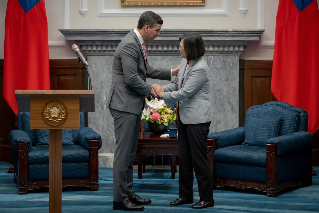 Presidente de Taiwan, Tsai Ing-wen (D) e Santiago Pena Palacios, presidente eleito do Paraguai (E)