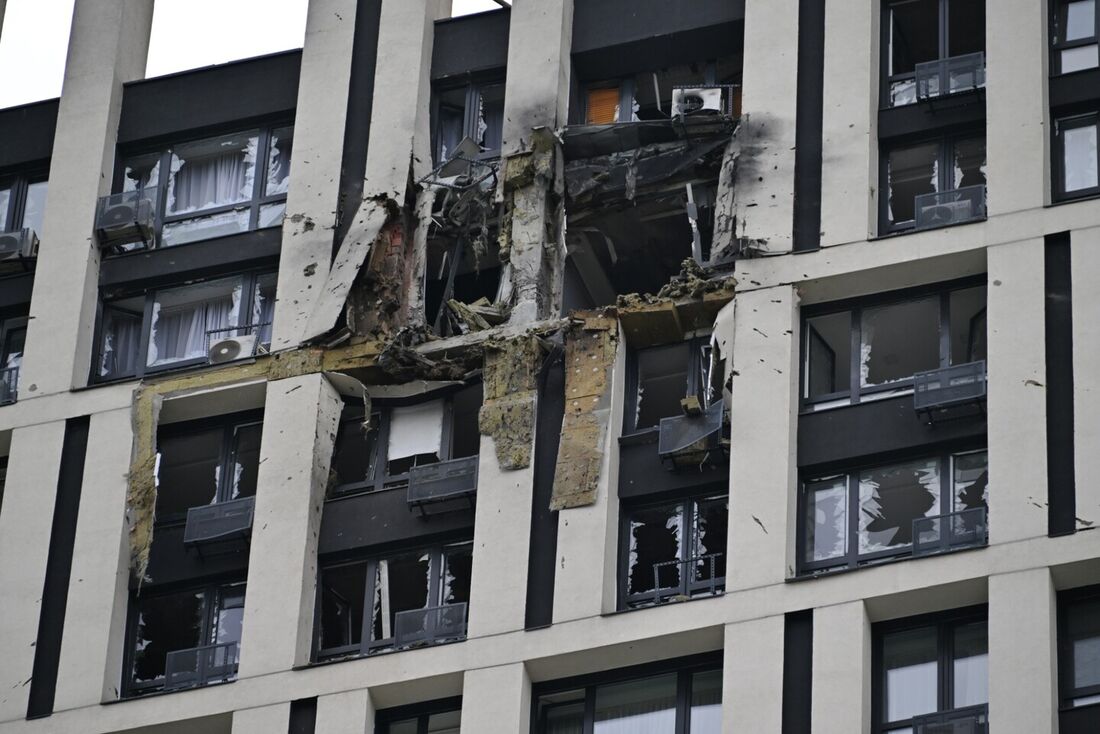 Prédio residencial danificado pelos restos de um drone russo abatido em Kiev