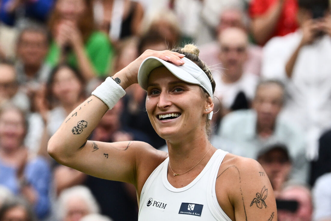  Marketa Vondrousova comemora vitória que a levou para a final de Wimbledon