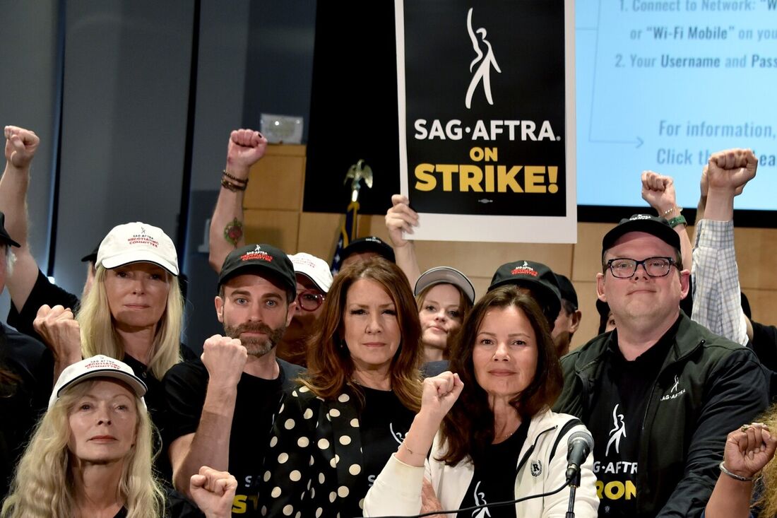 Presidente do sindicato da categoria, Fran Drescher, em protesto