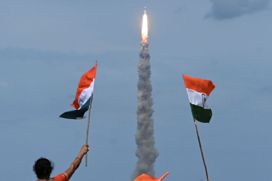 Foguete da Organização de Pesquisa Espacial Indiana (ISRO) carregando a espaçonave Chandrayaan-3 decola