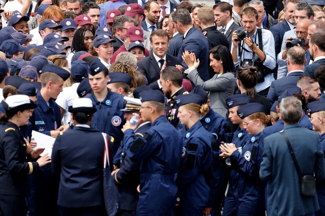 Chefe de Estado francês no final do desfile militar do Dia da Bastilha 