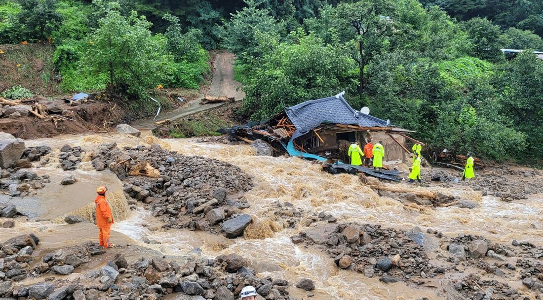 Chuvas torrenciais que inundaram muitas partes da Coreia do Sul, forçou milhares de pessoas a evacuar suas casas em meio ao alerta de uma represa transbordando.