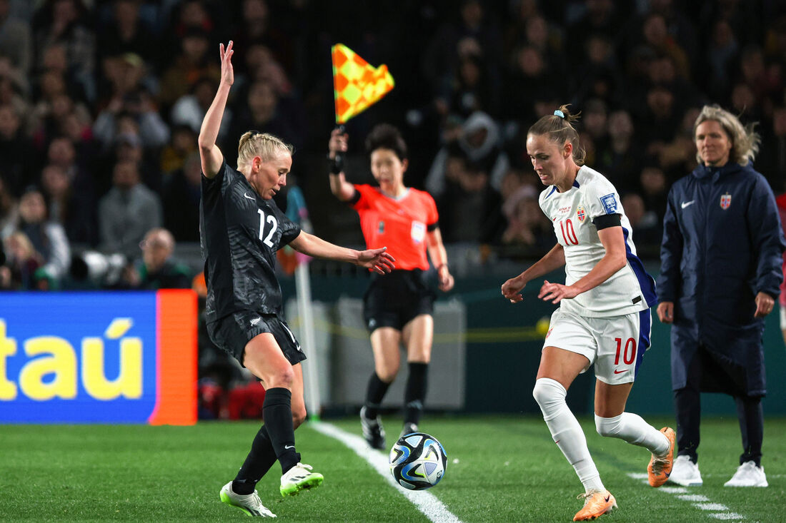 Caroline Hansen, atleta da Noruega, foi titular no primeiro jogo mas perdeu espaço no time  