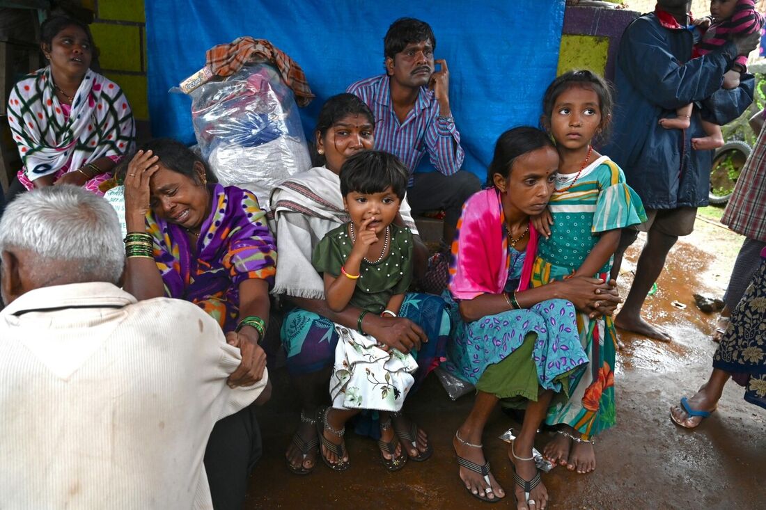 Pelo menos 10 pessoas morreram depois que um deslizamento de terra causado por fortes chuvas atingiu seu vilarejo no estado de Maharashtra, na Índia, com dezenas de outras pessoas presas, disseram autoridades.