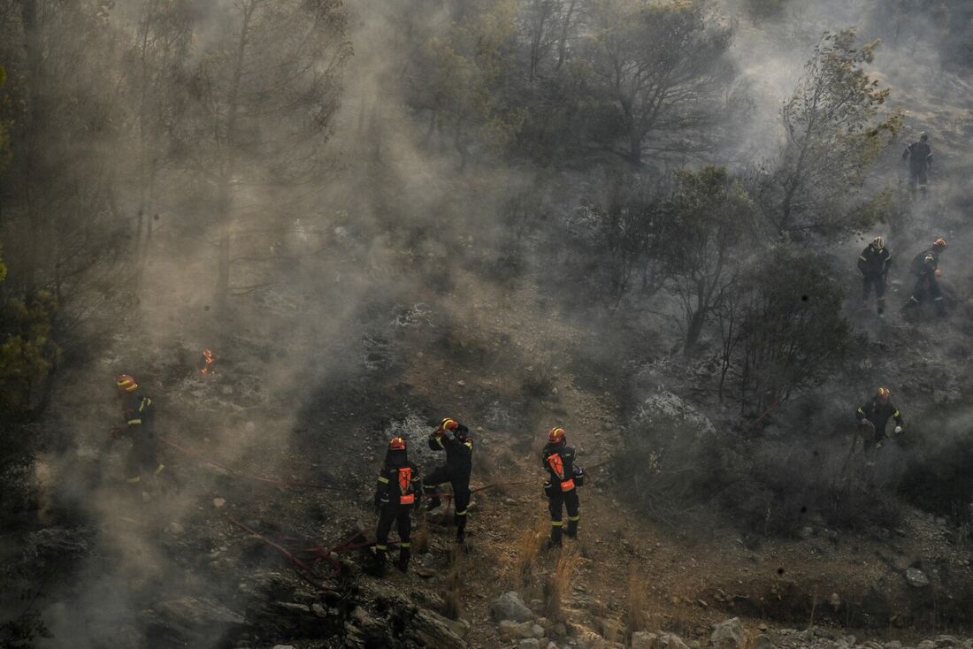 Calor extremo foi previsto em todo o mundo, com incêndios florestais e alertas de saúde em partes da Ásia, Europa e América do Norte. Bombeiros combatem incêndios em partes da Grécia e das Ilhas Canárias