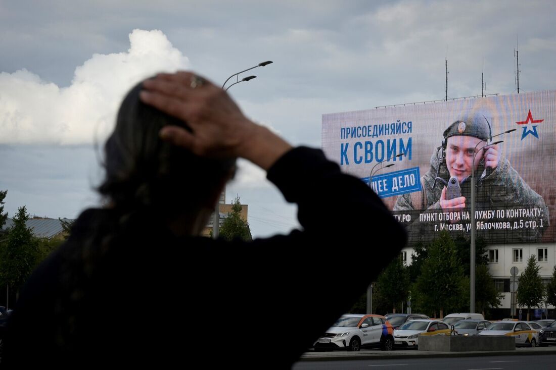 Uma tela gigante de publicidade promovendo o serviço militar contratado no exército russo fica na fachada de um prédio no centro de Moscou. O slogan diz: "Junte-se ao seu povo".