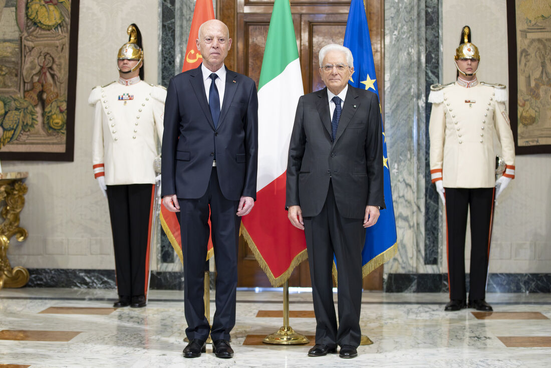Presidente da Itália, Sergio Mattarella (à direita), e seu colega tunisiano, Kais Saied, posando antes de seu encontro no palácio presidencial do Quirinale, em Roma