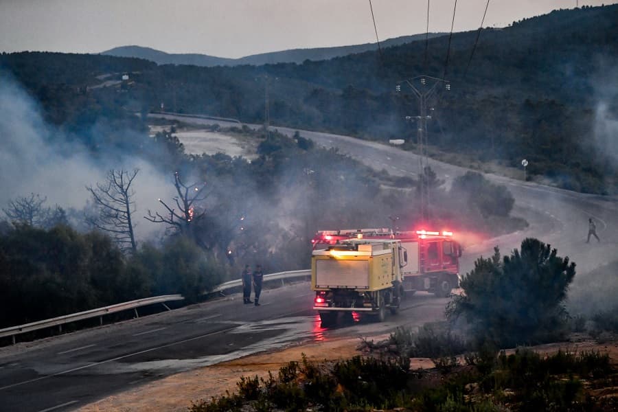 Onda de calor provoca incêndios na Argélia