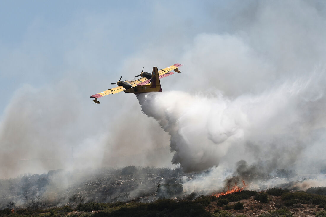 Bombeiros atuam em incêndio na Grécia 