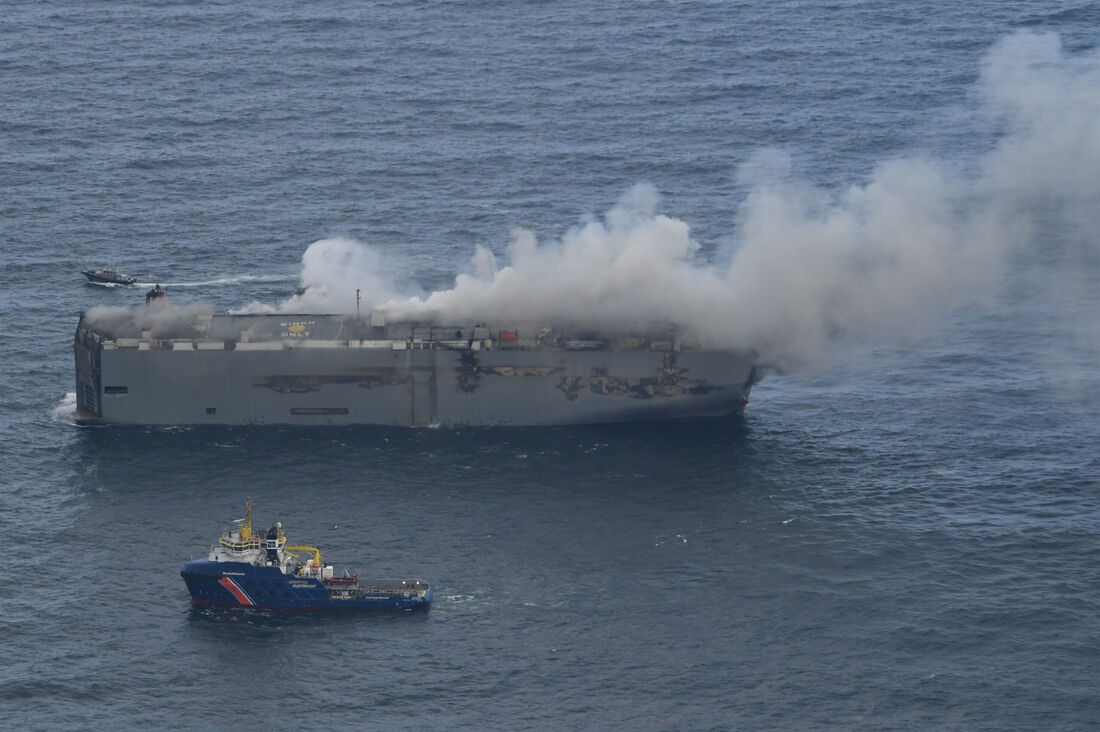 Incêndio em navio cargueiro