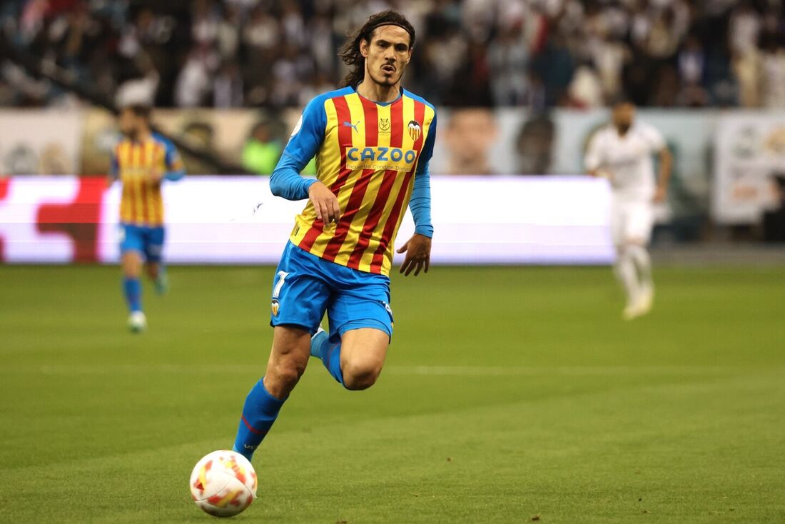 Cavani vestindo a camisa do Valencia, seu último clube 