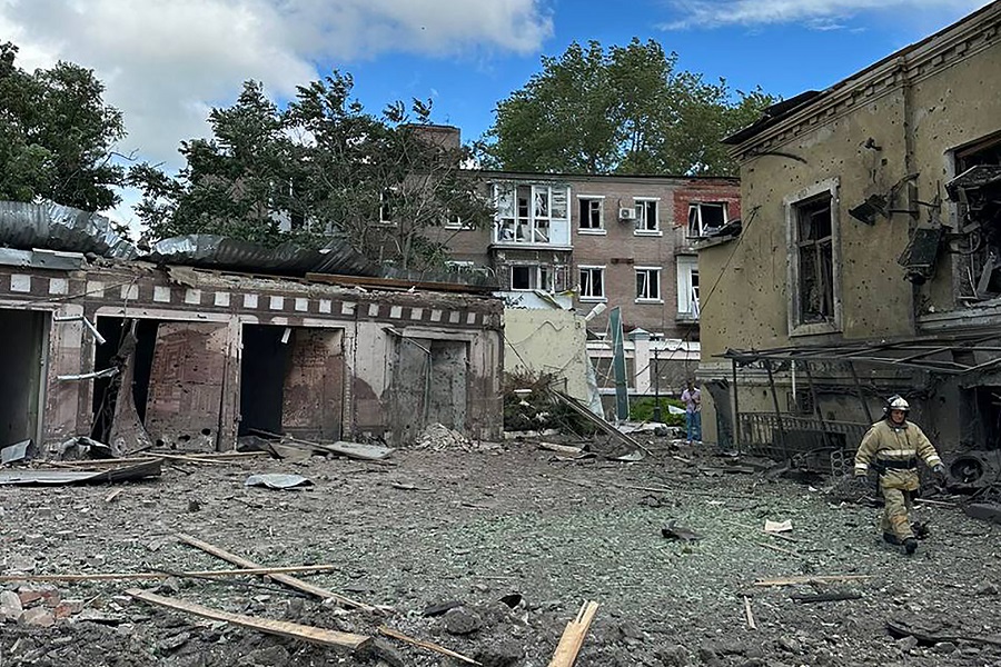 Os destroços do primeiro deixaram ao menos 15 pessoas levemente feridas em uma cidade perto da fronteira com a Ucrânia