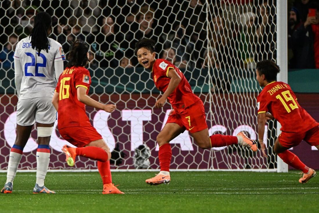 China derrota Haiti com uma jogadora a menos