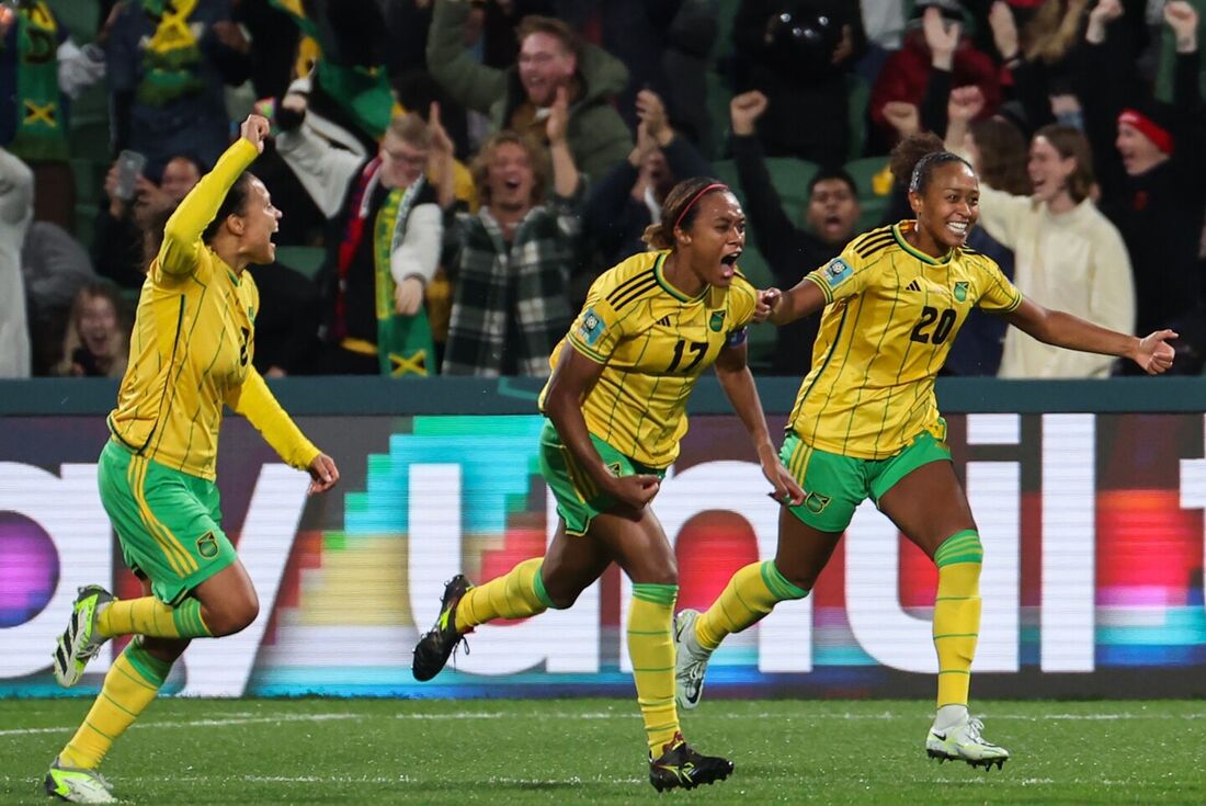 Jogadoras da Jamaica comemoram gol da vitória sobre o Panamá