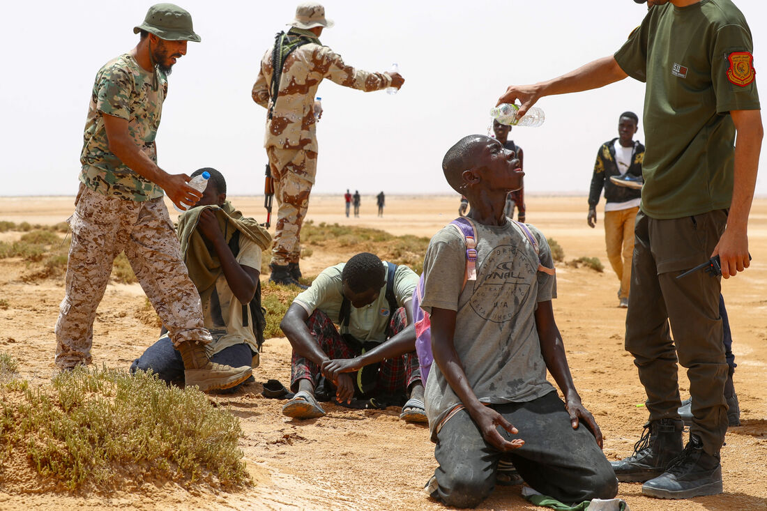 Migrantes africanos vagam no deserto entre Tunísia e Líbia