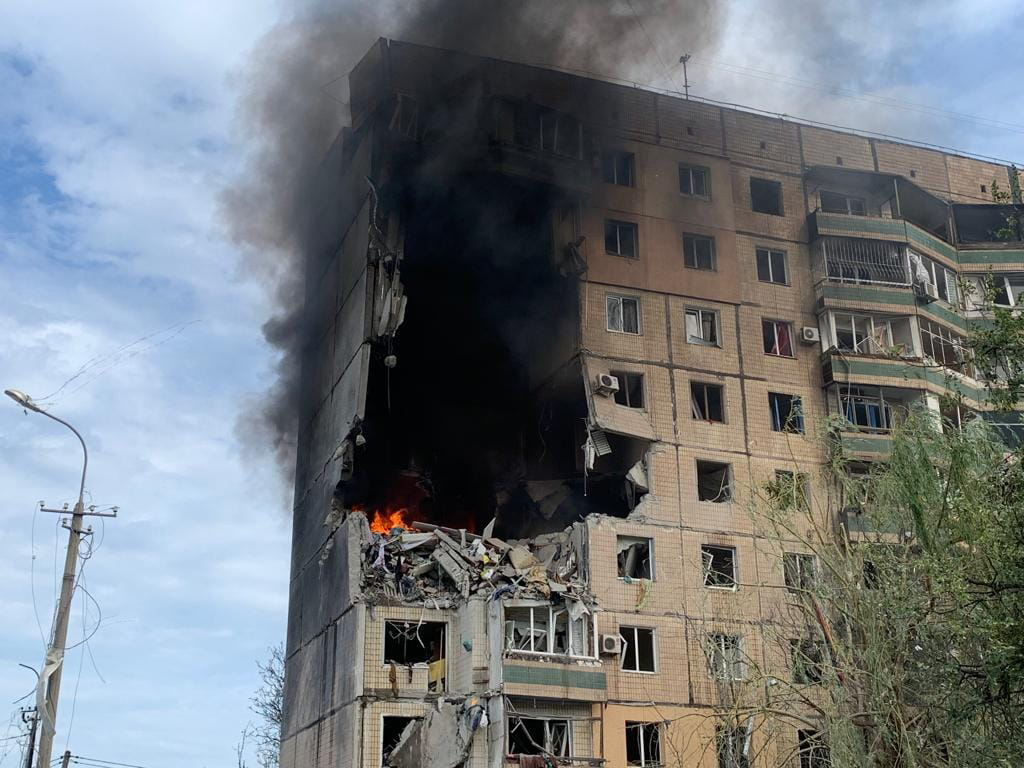 Imagem mostra a destruição do prédio após o ataque